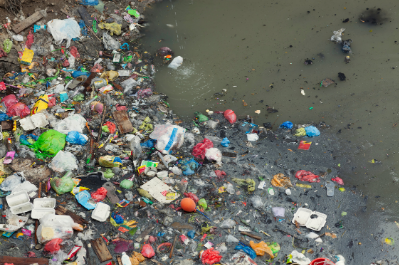 Déchets plastiques dans l'eau